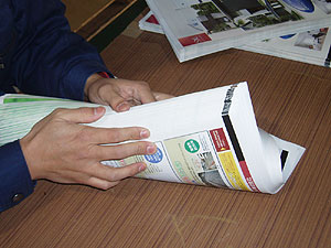 パレットに積まれた印刷物を、出荷指示に従い部数分けします。